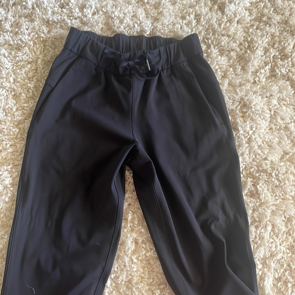 black lululemon joggers